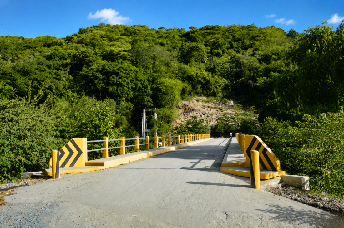 Área de río rodeada de árboles, ideal para un día de descanso