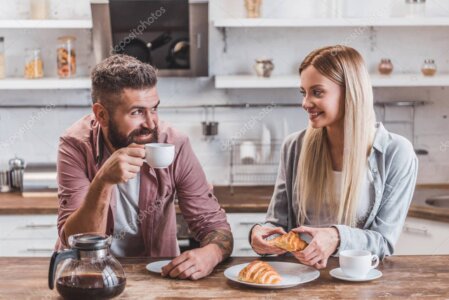 Mesa con desayuno sencillo y tazas de café en un ambiente familiar